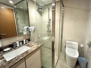 Family Room, Bathtub | Bathroom