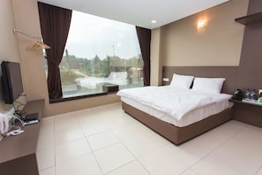 Deluxe King | Soundproofing, iron/ironing board, free WiFi, bed sheets - Tropika Garden Hotel Kulai (Kulai)