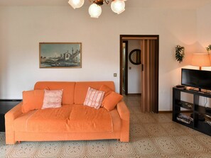 TV - Beautiful apartment for 6 guests with WIFI, TV, terrace and pets allowed (Crone)