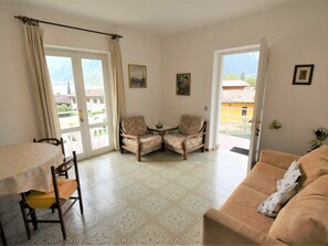TV - Nice apartment for 6 people with WIFI, TV, balcony and pets allowed (Crone)