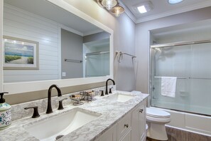 Combined shower/bathtub, hair dryer, towels, soap - Close to Beach with a Large Private Pool that can be heated.  Paradise in HHI!   (Hilton Head Island)
