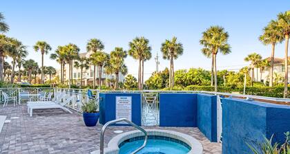 Bright condo near shopping & restaurants w/ tennis & shared pool