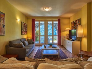 TV - Lovely apartment for 4 guests with WIFI, pool, TV, terrace and pets allowed (San Mamete)