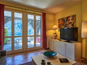TV - Nice apartment for 4 guests with WIFI, pool, TV, terrace and pets allowed (San Mamete)