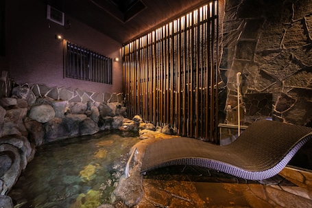 Indoor spa tub. Yasuragi no Yado Yufu
