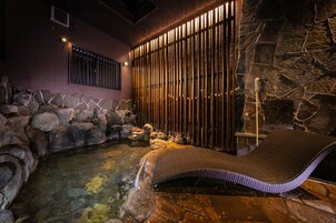 Indoor spa tub