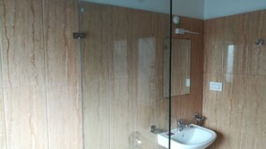Shower, rainfall showerhead, towels - phutaspem residence (Thimphu)