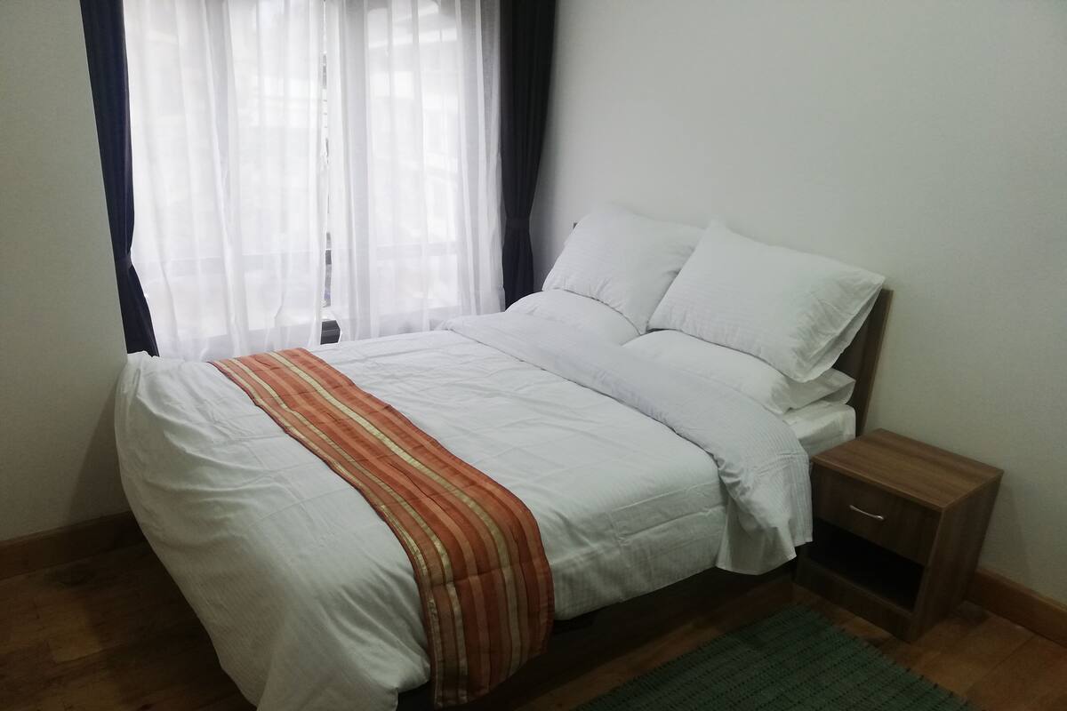 Espacio para trabajar con laptop y muebles diferentes