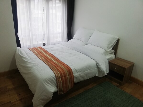 Muebles diferentes y espacio para trabajar con laptop