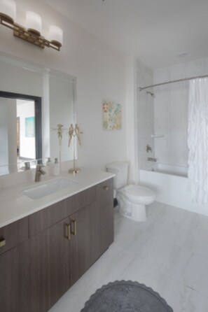 Bathroom - CHIC COLLECTION by NOHOTEL on Juniper (Atlanta)