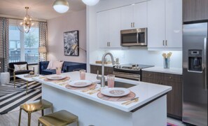 Superior Condo | Private kitchen | Full-sized fridge, microwave, oven, stovetop - CHIC COLLECTION by NOHOTEL on Juniper (Atlanta)