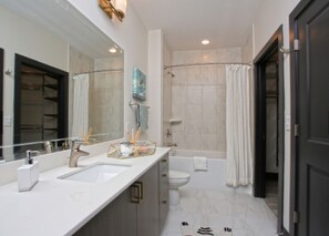 Premium Condo | Bathroom | Combined shower/tub, free toiletries, hair dryer, towels - CHIC COLLECTION by NOHOTEL on Juniper (Atlanta)