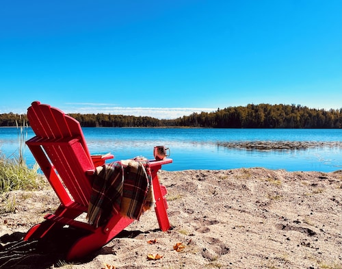 NEW CABIN W/LAKE VIEW! 2PersonJacuzzi.GasFireplace.Beach.Patio.Wifi.Kayaks.Canoe