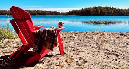 NEW CABIN W/LAKE VIEW! 2PersonJacuzzi.GasFireplace.Beach.Patio.Wifi.Kayaks.Canoe