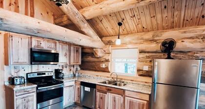 NEW CABIN W/LAKE VIEW! 2PersonJacuzzi.GasFireplace.Beach.Patio.Wifi.Kayaks.Canoe