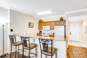 Kjøleskap, mikrobølgeovn, ovn og kokeplater