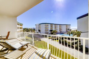 Property grounds - Beautiful 2nd-floor condo in Seagrove Beach with beach ambience & pickleball (Santa Rosa Beach)