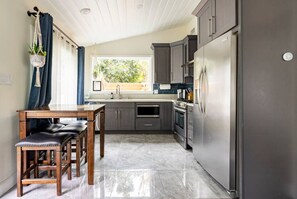 Réfrigérateur, micro-ondes, four, plaque de cuisson