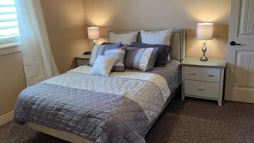 5 habitaciones, escritorio y tabla de planchar con plancha