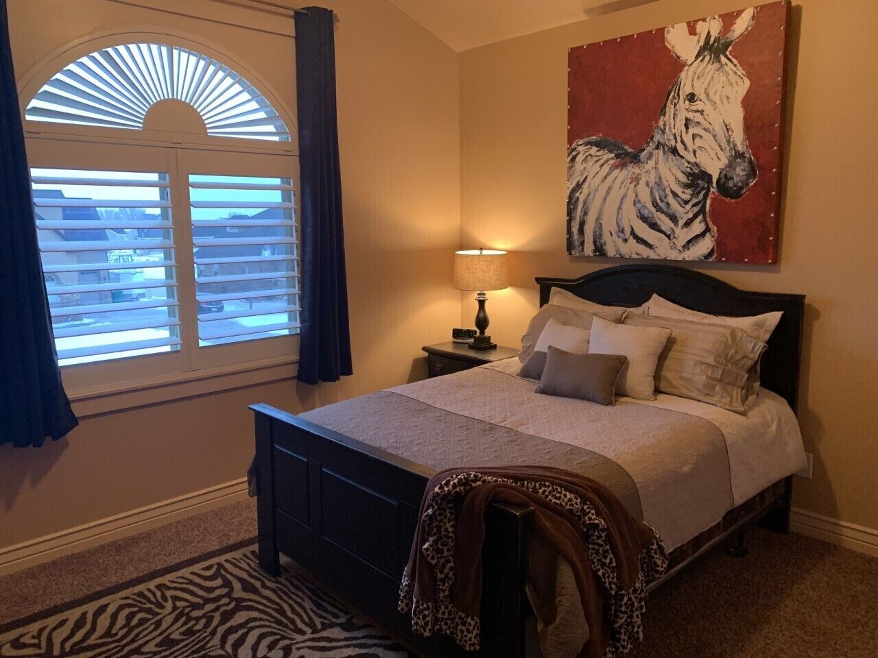 5 chambres, bureau, fer et planche à repasser, lit parapluie