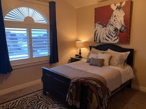 5 slaapkamers, een bureau, een strijkplank/strijkijzer, reisbedje