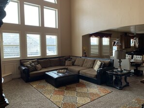 Een smart-tv, een open haard, een dvd-speler en boeken