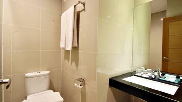 Douche, serviettes fournies, savon, shampoing