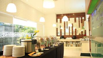 Petit déjeuner buffet servi tous les jours en supplément