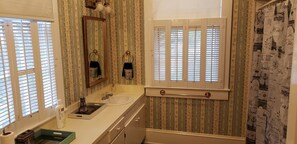 Kombinert dusj/badekar, hårføner, håndklær og såpe