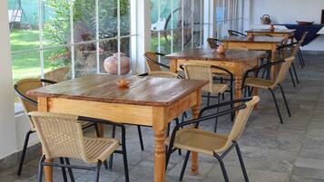 Free daily English breakfast