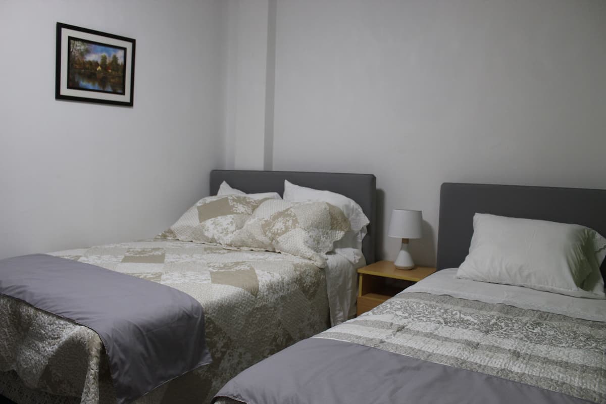 Camera familiare | 1 camera, copriletto in piuma, Wi-Fi gratuito, lenzuola
