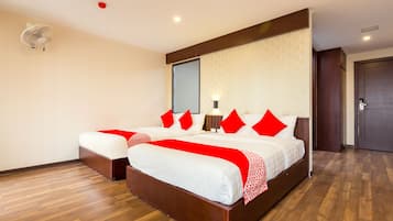 Deluxe Quadruple Room | Desk, soundproofing, free WiFi, bed sheets