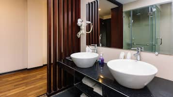Chambre Quadruple Deluxe | Salle de bain | Articles de toilette gratuits, bidet, serviettes fournies, savon