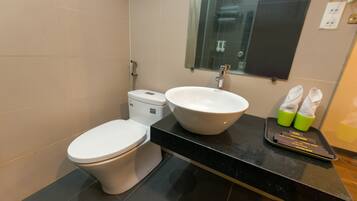 Habitación doble superior | Baño | Artículos de higiene personal gratuitos, bidé, toallas y jabón
