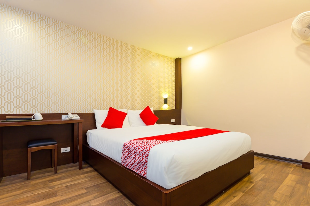 Desk, soundproofing, free WiFi, bed sheets