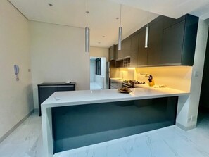 Fridge, oven, stovetop, coffee/tea maker