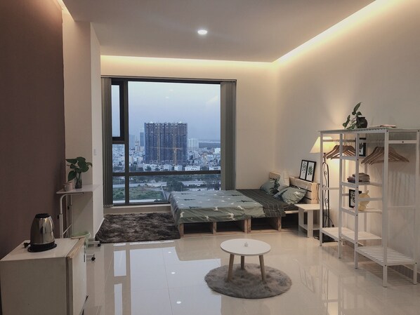 1 bedroom, desk, WiFi