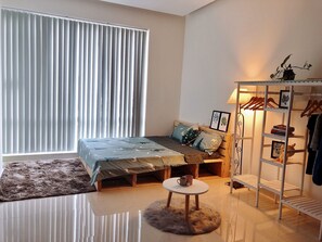 1 bedroom, desk, WiFi