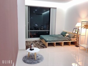1 bedroom, desk, WiFi