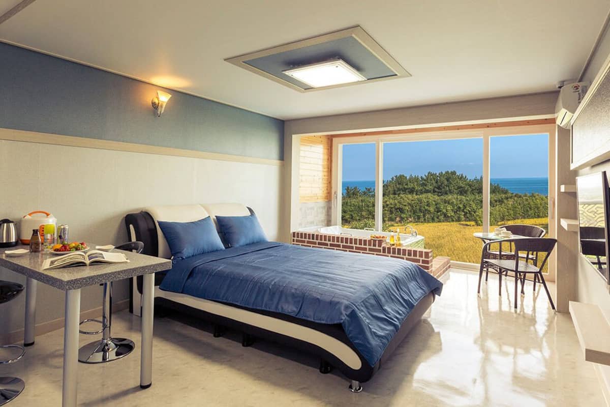 Studio, Jetted Tub (210)