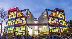 Front of property - evening/night - Pohang Sea Aroma Pension (Pohang)