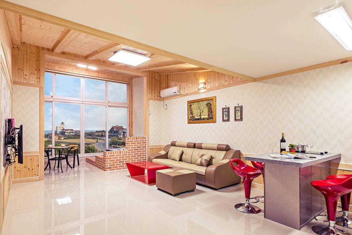 Family Room, 1 Bedroom, Jetted Tub (301) | Living area