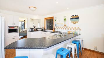 Refrigerador, microondas, horno, placa de cocina