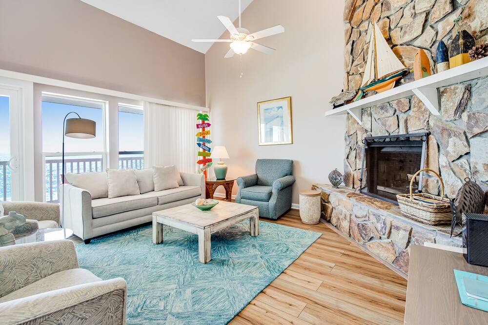 Gorgeous condo with ocean views, inviting balcony, bright interior, washer\/dryer