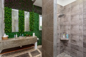 Villa exclusiva | Baño | Ducha, cabezal de ducha tipo lluvia, jabón y champú