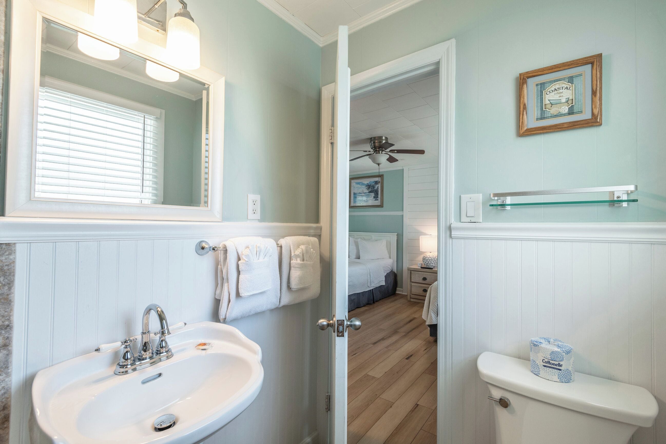 Room 4 - Double/Double | Bathroom | Hair dryer, towels, soap, shampoo