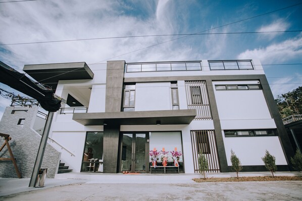 A modern two-story building with a flat roof, large windows, and a minimalist design. - Ruili Tea Villa (Meishan)