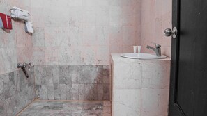 Quarto superior | Banheiro | Toalhas de banho, sabonete, shampoo 