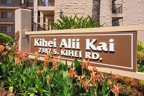 Exterior detail - Brightly updated ocean view condo w/ shared pool, A/C, WiFi.  Walk to the beach! (Kihei)