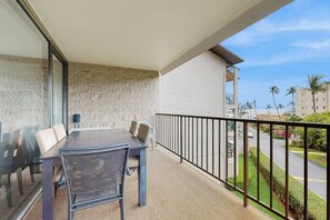 Outdoor dining - Brightly updated ocean view condo w/ shared pool, A/C, WiFi.  Walk to the beach! (Kihei)